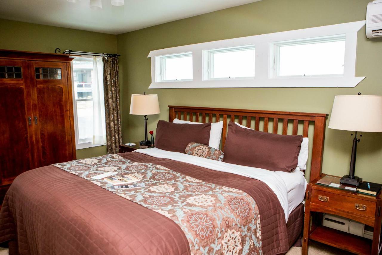 Lake Pointe Inn McHenry Exterior photo