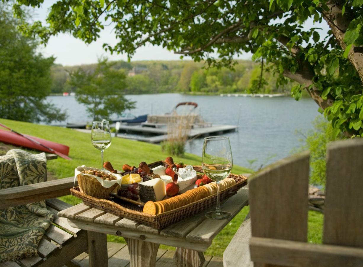 Lake Pointe Inn McHenry Exterior photo